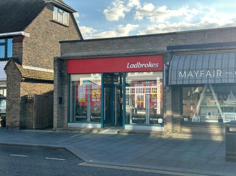 117 Connaught Ave, Frinton On Sea for sale - Building Photo - Image 1 of 2