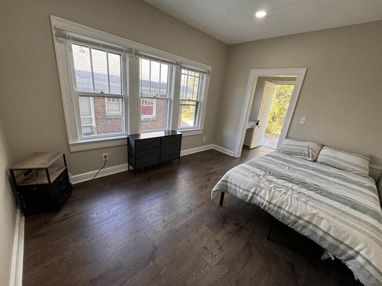 5222 E Washington St, Indianapolis, IN for sale - Interior Photo - Image 2 of 9