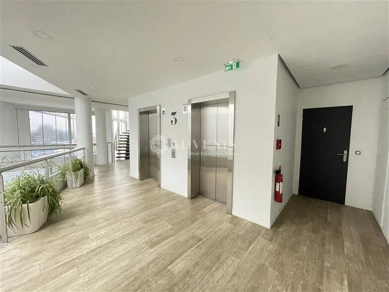 Office in Villepinte for lease - Lobby - Image 2 of 9