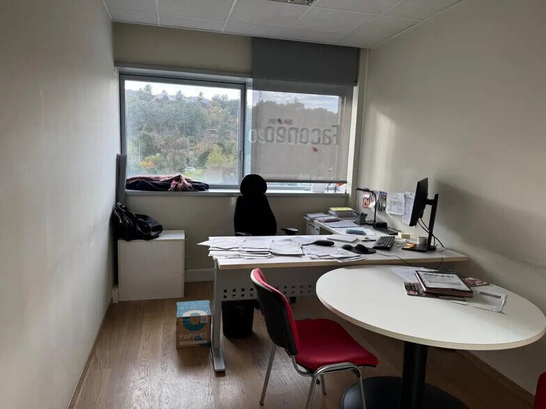 Office in Aubagne for lease - Interior Photo - Image 2 of 7