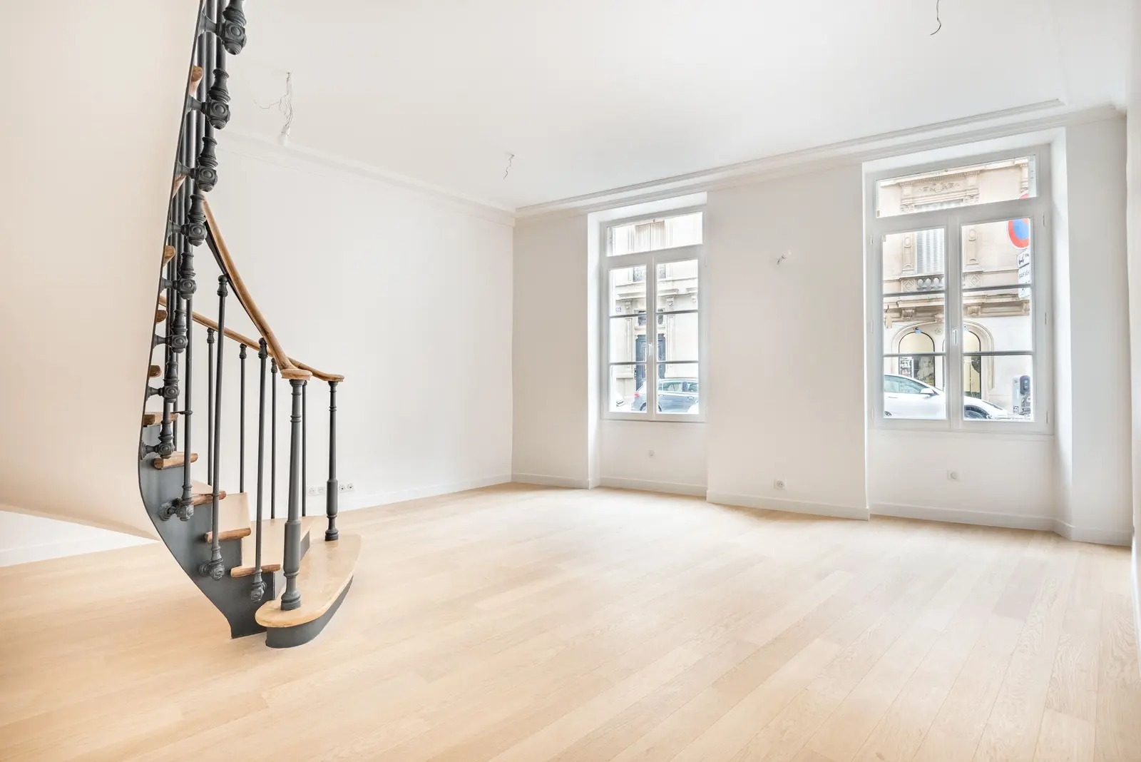 Office in Paris for lease Interior Photo- Image 1 of 3