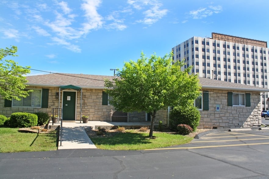 1864 S Kentwood Ave, Springfield, MO 65804