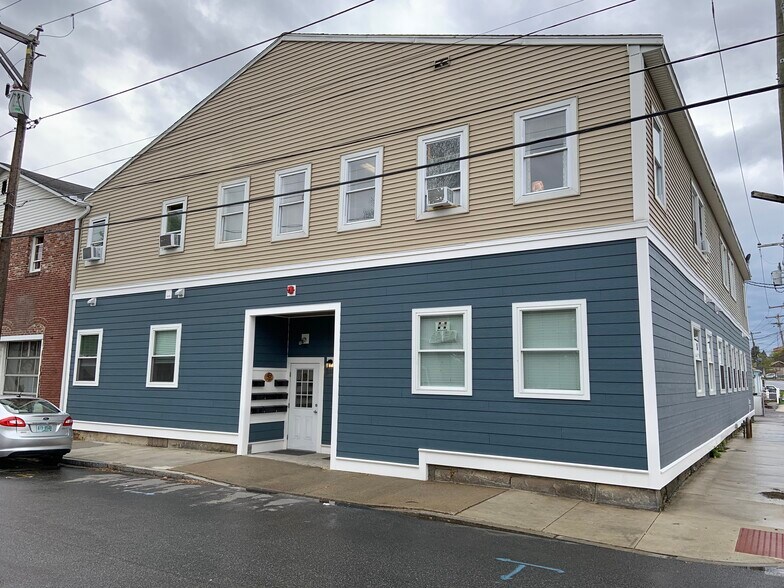 49 Harbor Ave, Nashua, NH 03060