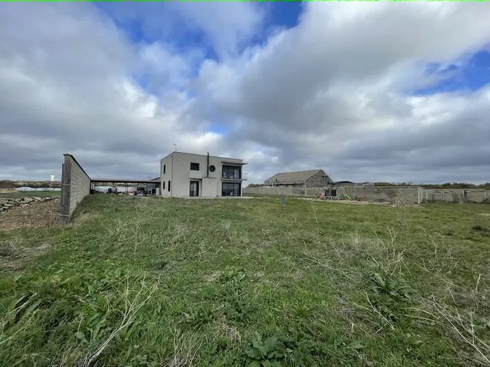 Flex in Saint-Germain-Laval for sale - Building Photo - Image 2 of 4