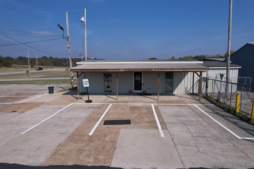 1230 Industrial Park Rd, Columbia, TN for lease - Building Photo - Image 1 of 36