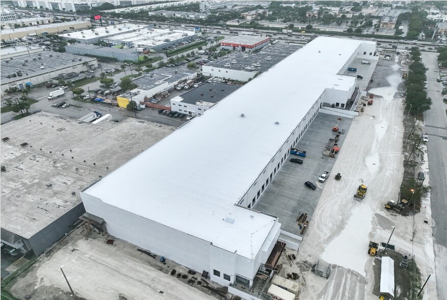 4995 NW 77th Ave, Miami, FL for lease - Building Photo - Image 3 of 5