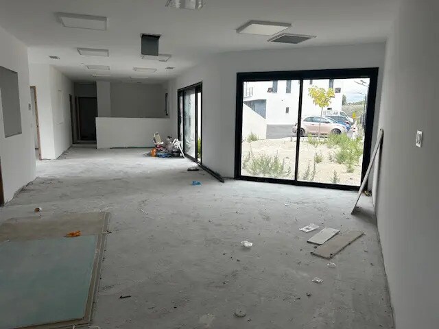 Office in Lançon-Provence for lease - Building Photo - Image 3 of 10