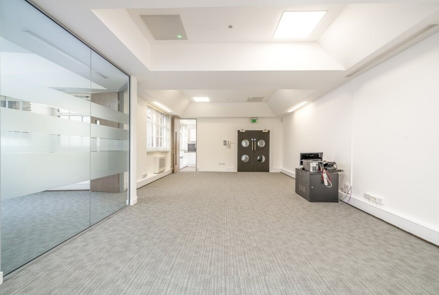 37-38 Margaret St, London for lease - Interior Photo - Image 2 of 8