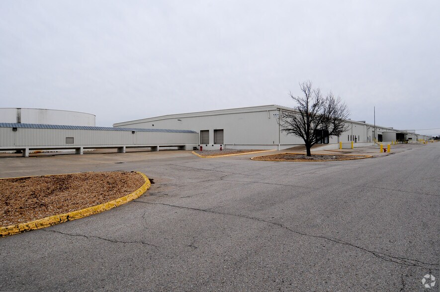 925 SW University Blvd, Topeka, KS for sale - Building Photo - Image 3 of 5