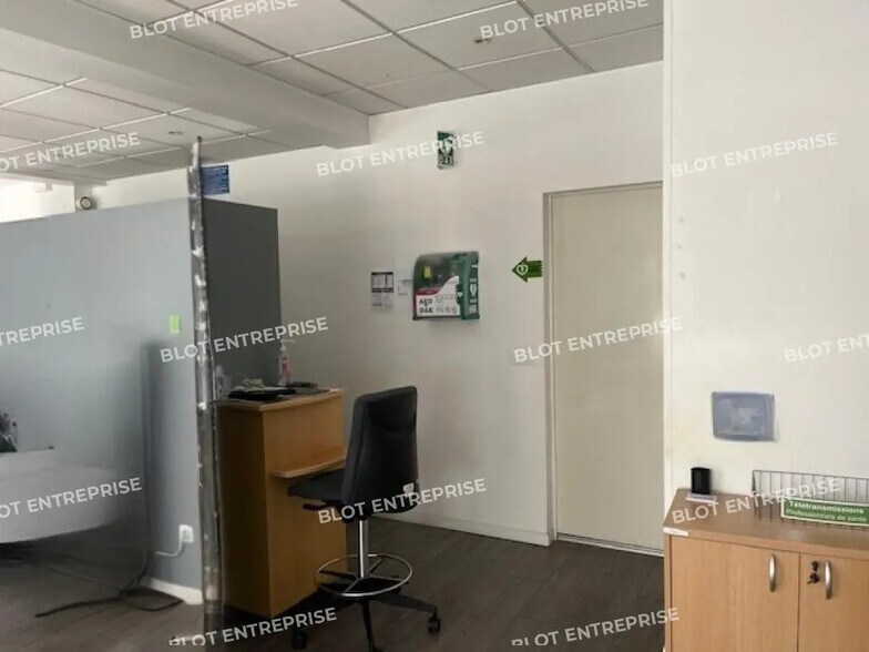 Retail in Auray for lease - Building Photo - Image 3 of 6