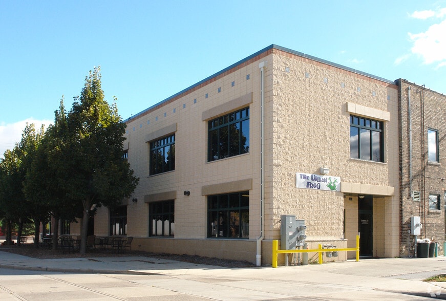 163 N Broadway, Green Bay, WI for lease - Building Photo - Image 2 of 15