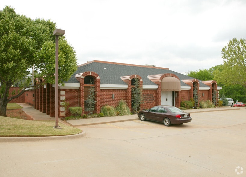 4848 N Lincoln Blvd, Oklahoma City, OK for lease - Building Photo - Image 3 of 4