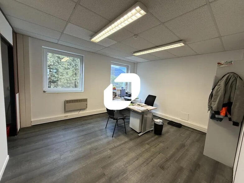Office in Grenoble for lease - Interior Photo - Image 2 of 8