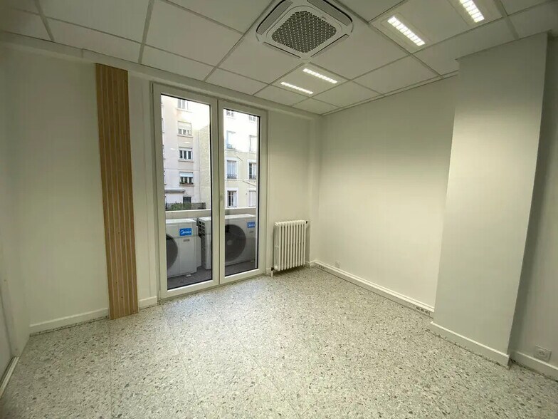 Office in Lyon for lease - Interior Photo - Image 2 of 13