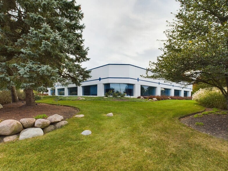 585 Capital Dr, Lake Zurich, IL for lease - Building Photo - Image 2 of 9