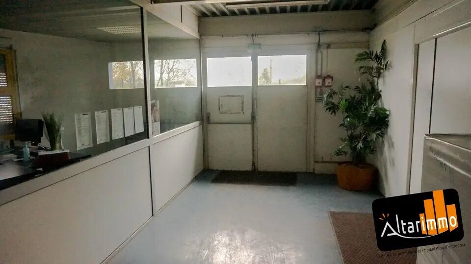 Office in Le Coudray for lease Lobby- Image 1 of 2