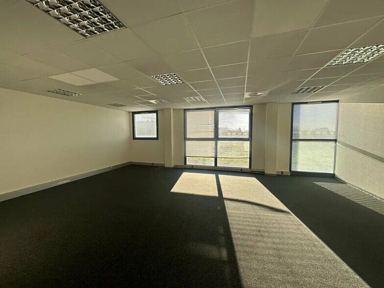 Office in Entzheim for lease - Interior Photo - Image 2 of 8