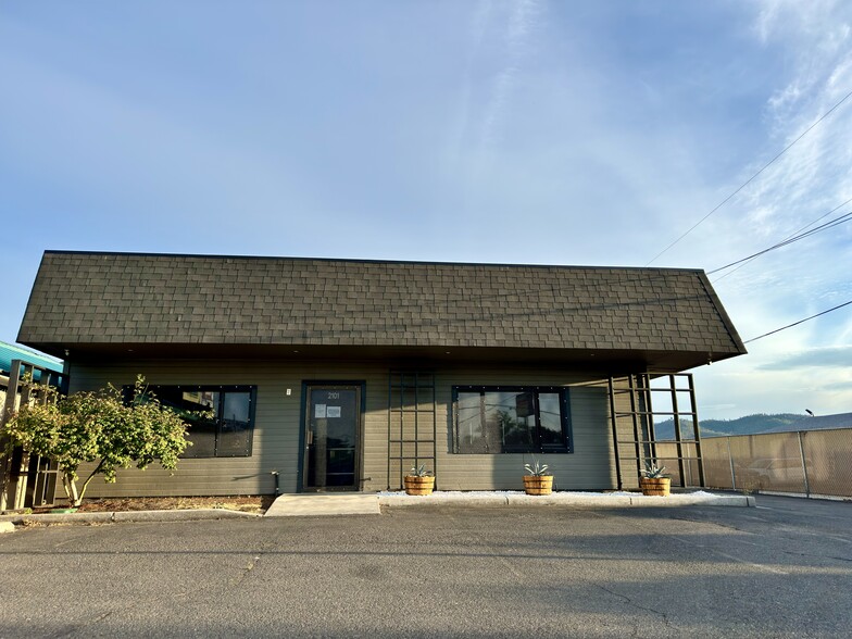 2101 W Main St, Medford, OR for lease - Building Photo - Image 1 of 11