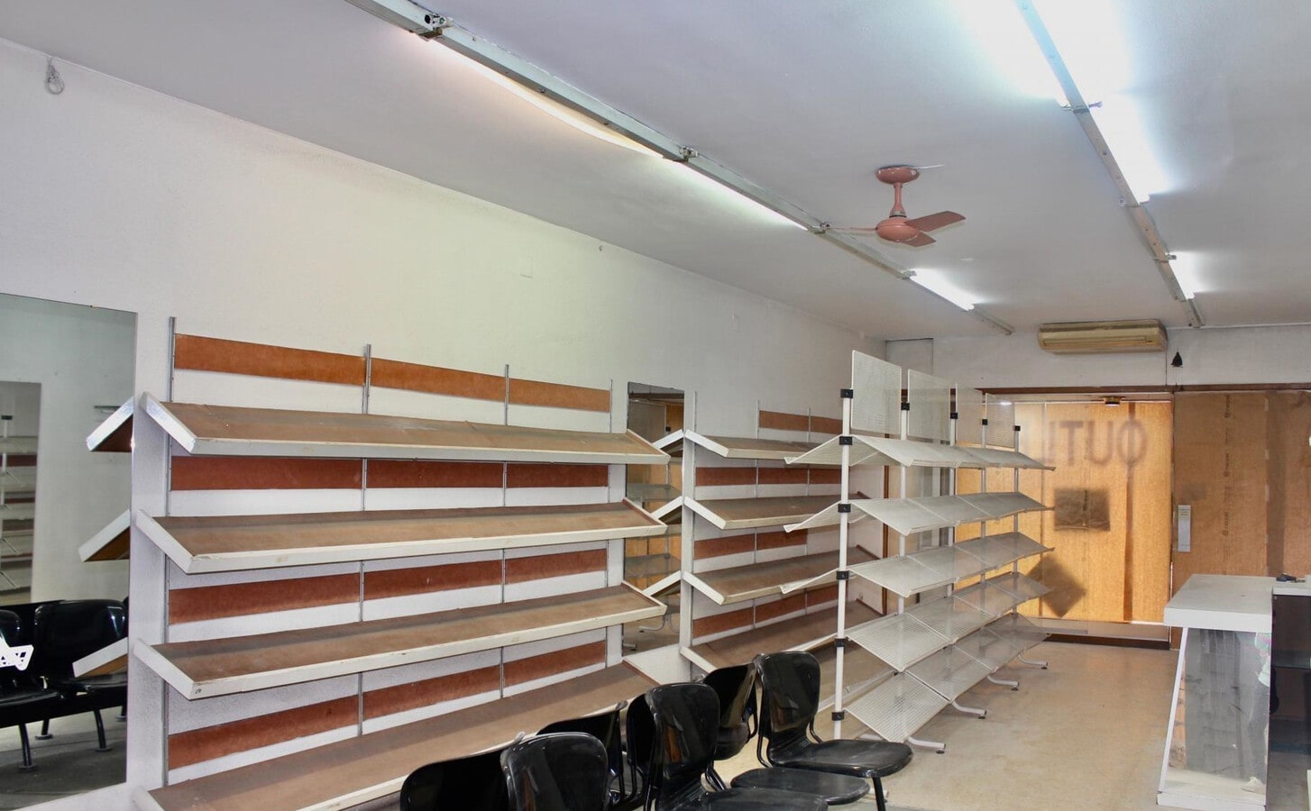 Premià de Mar, BAR 08330 -  -  - Interior Photo - Image 1 of 3