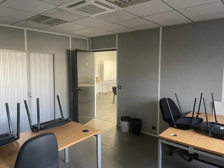 Office in Beauvais for lease - Interior Photo - Image 2 of 4