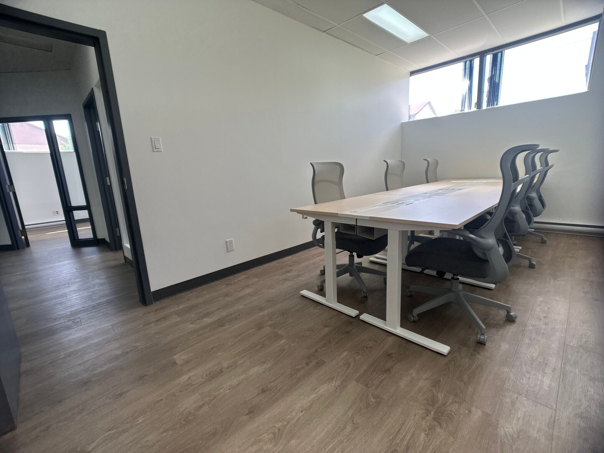 5675 Ch De Chambly, Saint-hubert, QC for lease Interior Photo- Image 1 of 9