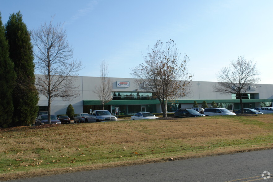 2121 Distribution Center Dr, Charlotte, NC for lease - Building Photo - Image 1 of 7