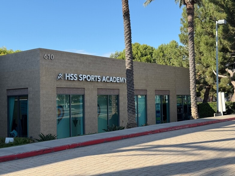 610 Roosevelt Ave, Irvine, CA for lease - Building Photo - Image 2 of 15