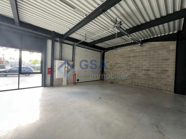 Flex in Bondoufle for lease - Interior Photo - Image 3 of 5