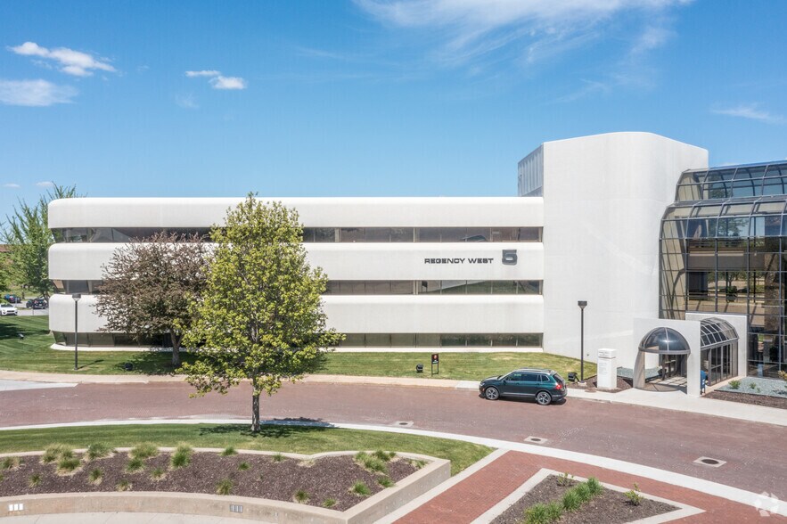 4500 Westown Pky, West Des Moines, IA for sale - Primary Photo - Image 1 of 1