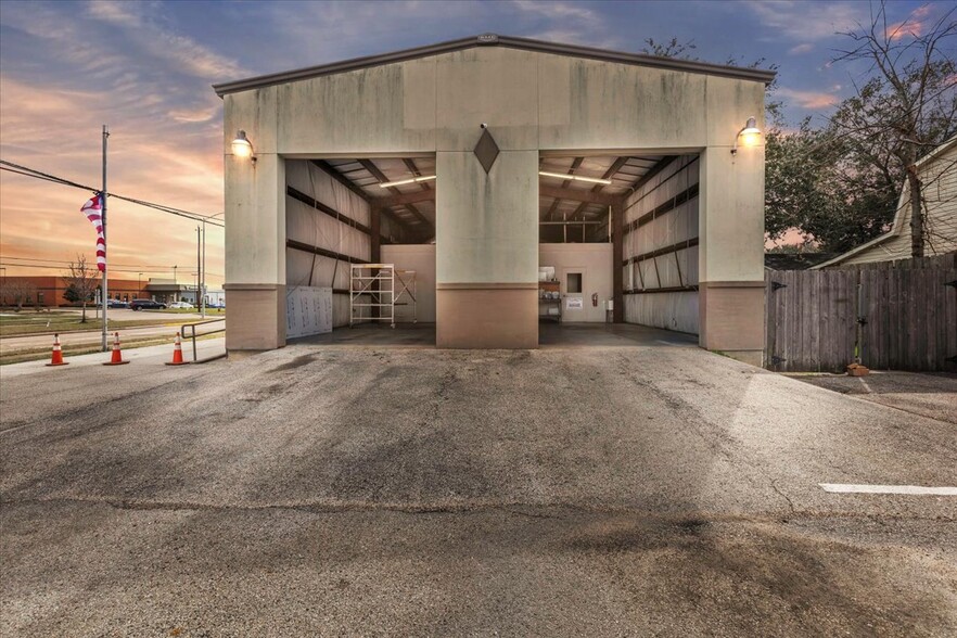 4610 Center St, Deer Park, TX for sale - Building Photo - Image 1 of 27