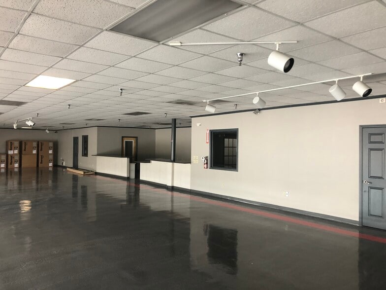 5227 Middlebrook Pike, Knoxville, TN for lease - Interior Photo - Image 2 of 5