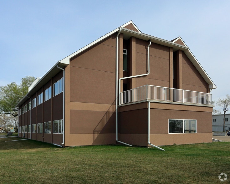 2461 76 Ave Edmonton, AB portfolio of 4 properties for sale on LoopNet.com - Primary Photo - Image 3 of 3