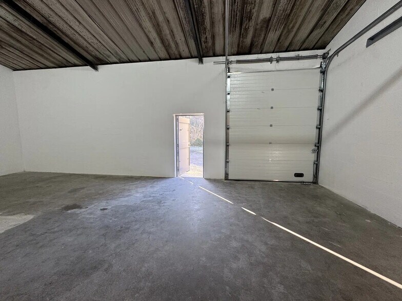 Flex in Eaubonne for lease - Interior Photo - Image 3 of 12