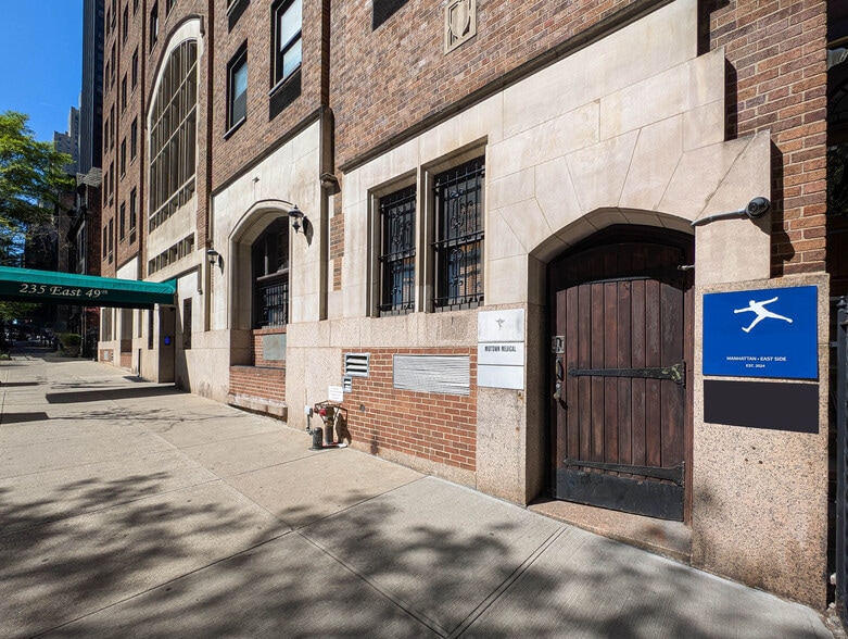 235 E 49th St, New York, NY for sale - Building Photo - Image 1 of 2