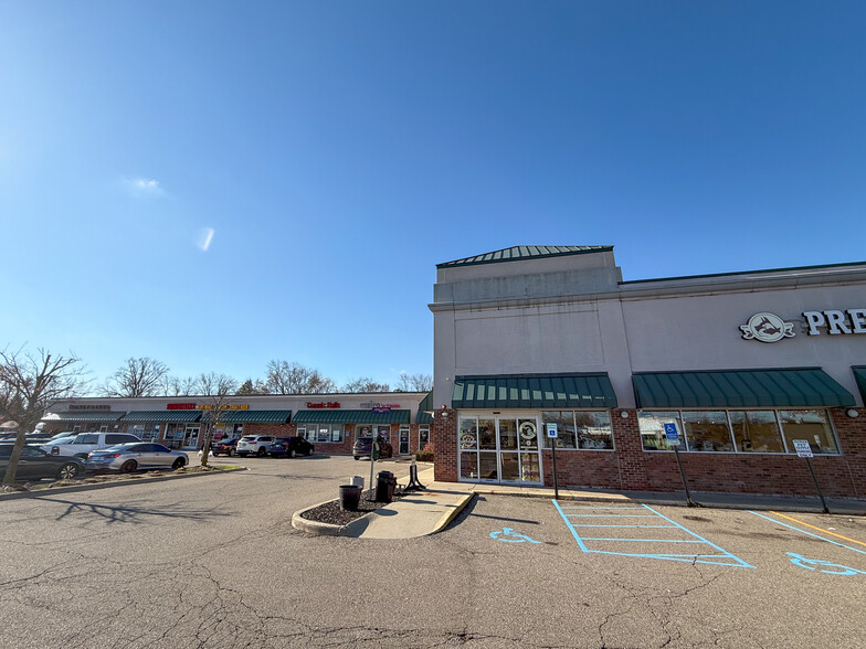 15303-15399 Merriman Rd, Livonia, MI for lease - Building Photo - Image 2 of 9