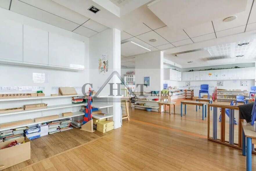 Retail in Vincennes for lease - Interior Photo - Image 2 of 5