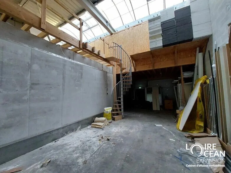 Flex in Nantes for lease - Interior Photo - Image 3 of 4