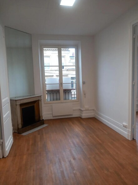 Office in Bordeaux for lease - Interior Photo - Image 3 of 8