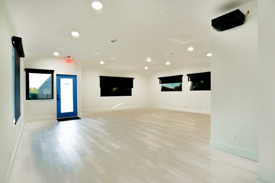 209 Round Rock Ave, Round Rock, TX for lease - Interior Photo - Image 2 of 3