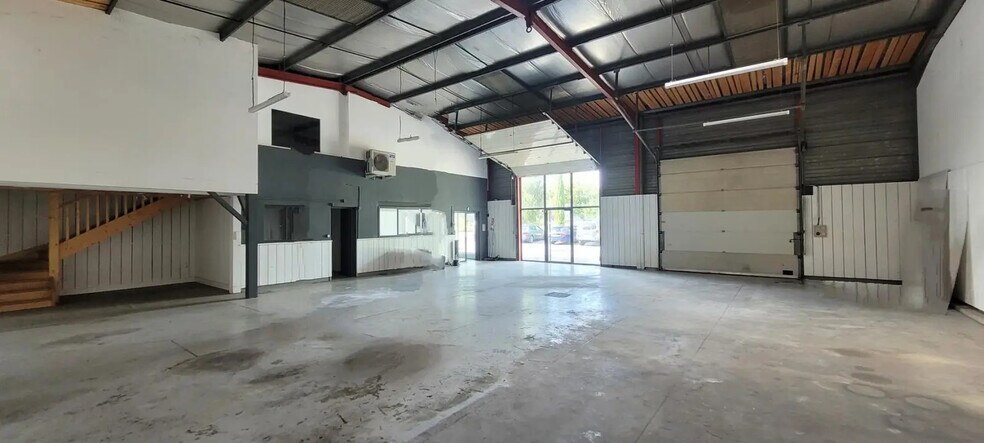 Flex in CIVRIEUX-D'AZERGUES for lease - Interior Photo - Image 1 of 5