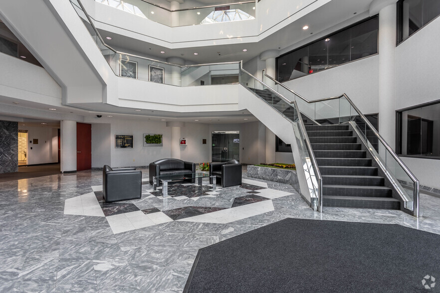 2400 Corporate Exchange Dr, Columbus, OH for lease - Lobby - Image 3 of 10