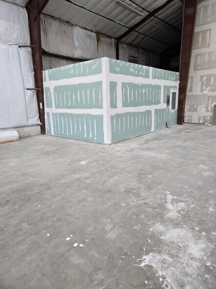 181-185 Sabre Dr, Sebring, FL for lease - Building Photo - Image 3 of 13