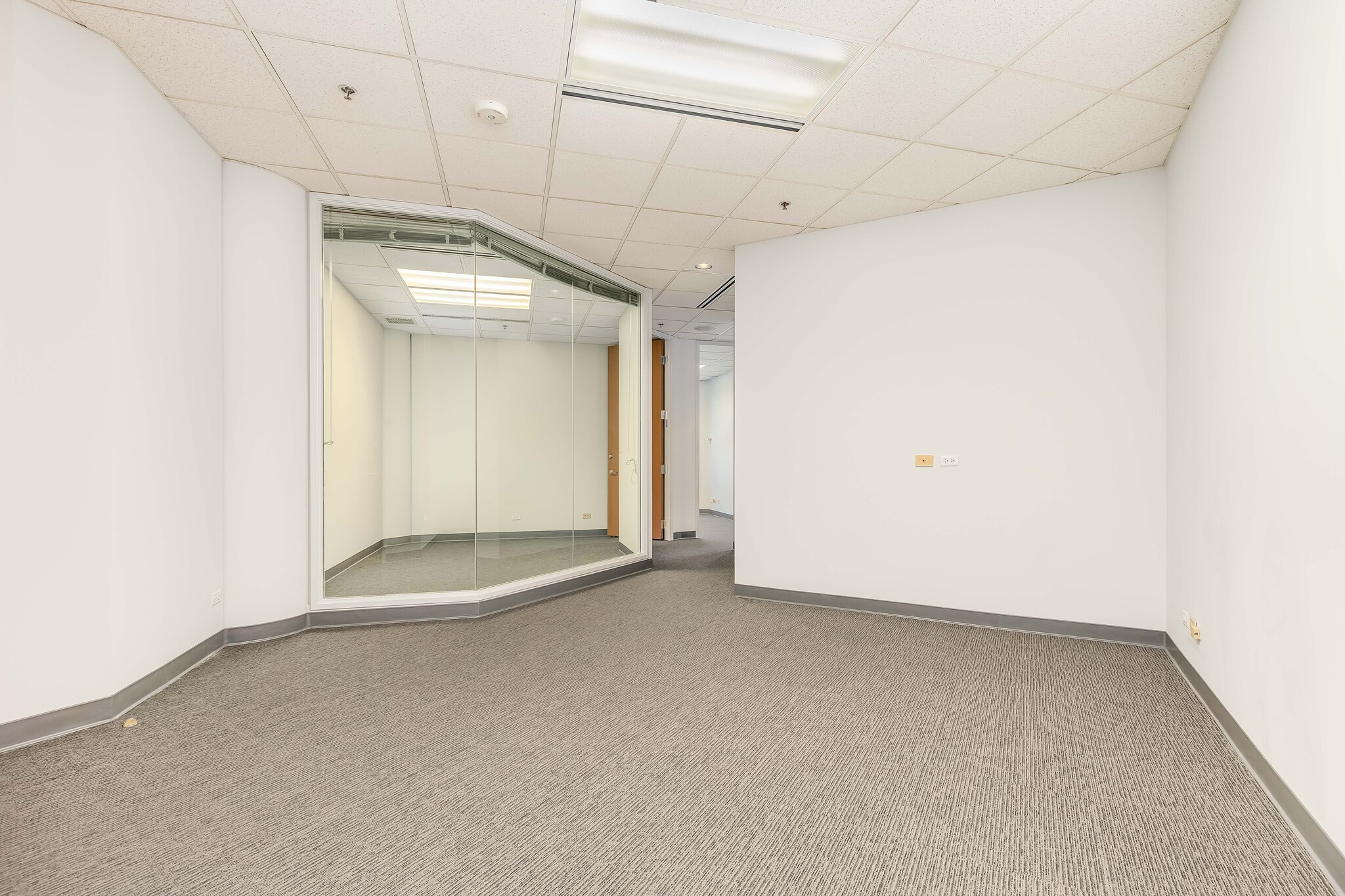 2155 Kalakaua Ave, Honolulu, HI for lease Interior Photo- Image 1 of 1