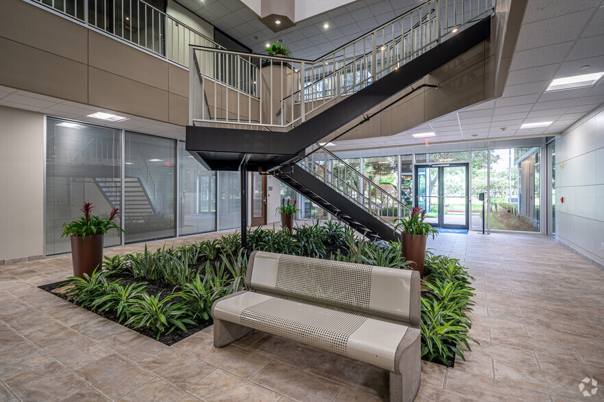 2929 Briarpark Dr, Houston, TX for lease - Lobby - Image 3 of 31