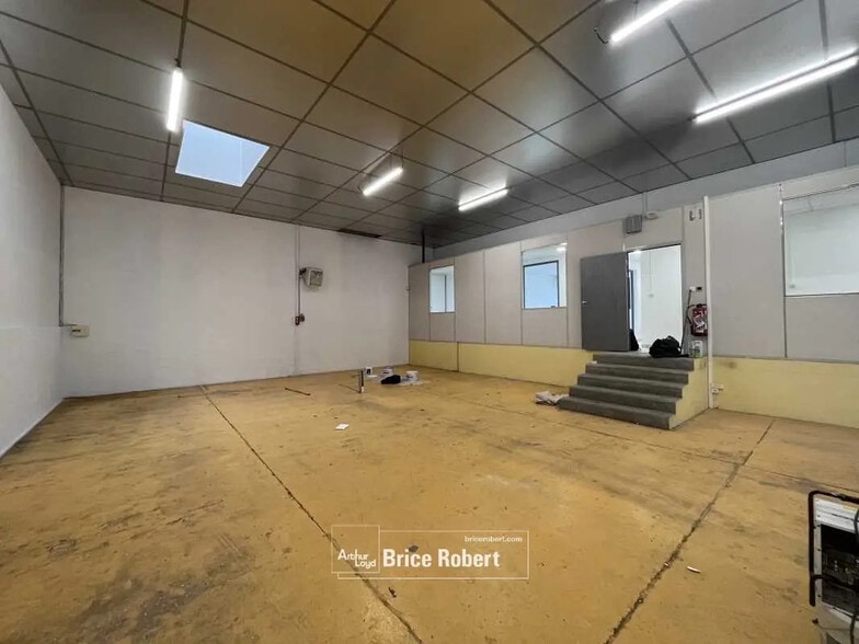 Office in Villeurbanne for lease - Interior Photo - Image 3 of 5