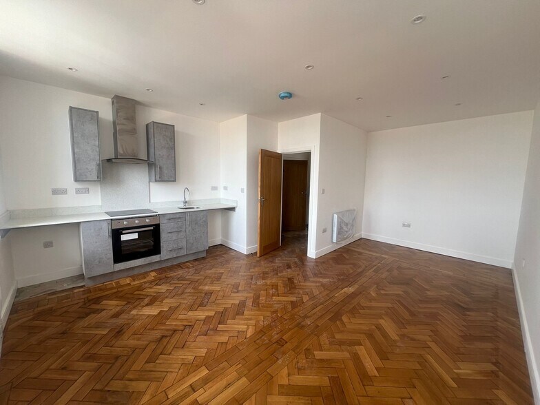 100 High St, Bedford for lease - Building Photo - Image 3 of 16