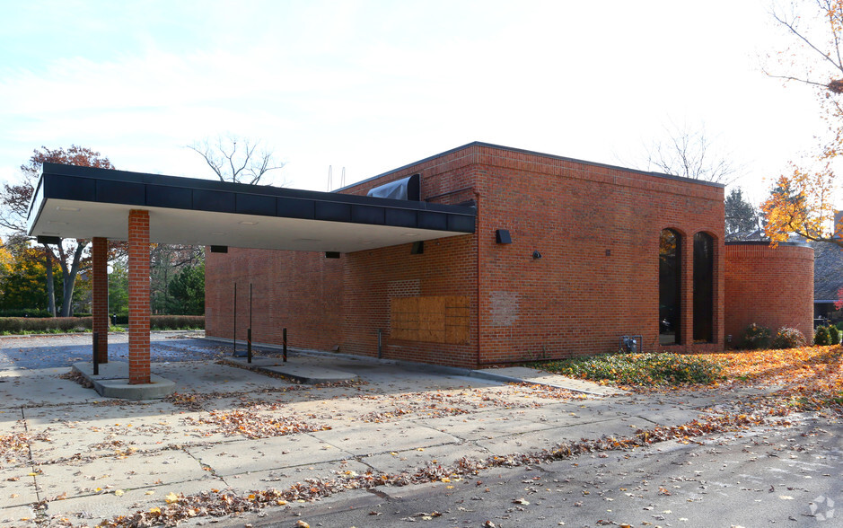 120 E Scranton Rd, Lake Bluff, IL for sale - Building Photo - Image 2 of 5