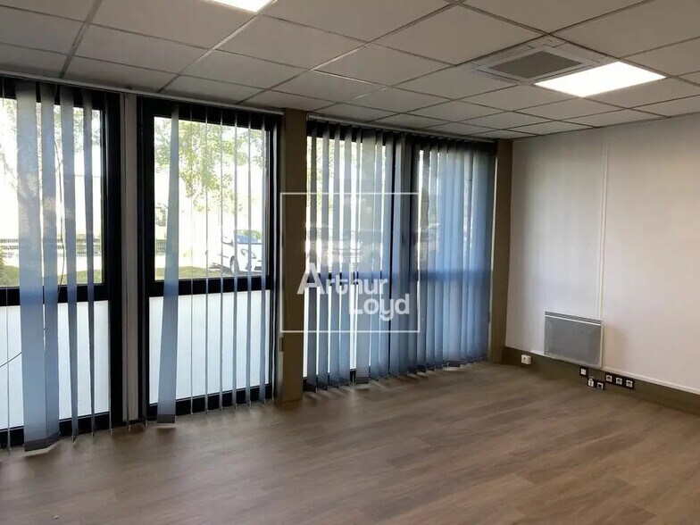 Office in Moissy-Cramayel for lease - Interior Photo - Image 1 of 5