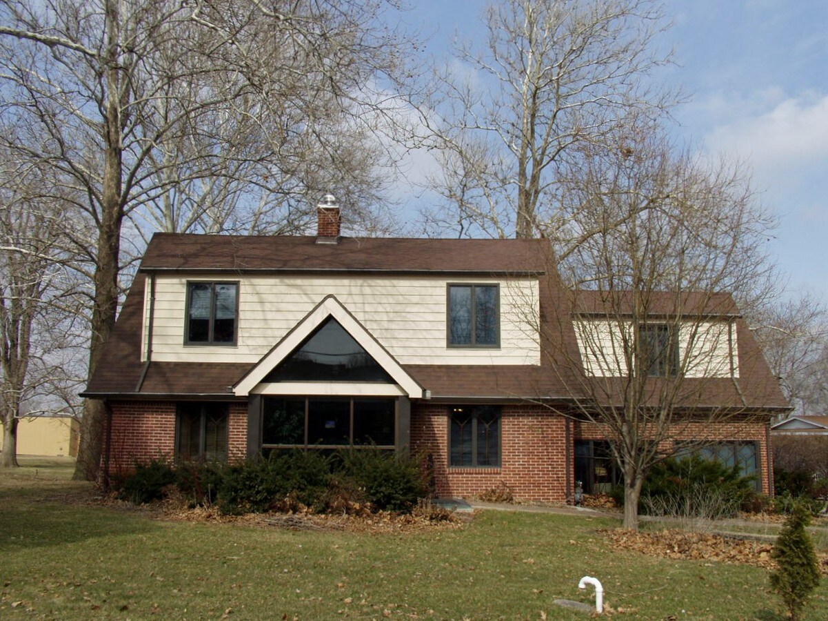 801 Ashworth Rd, West Des Moines, IA 50265