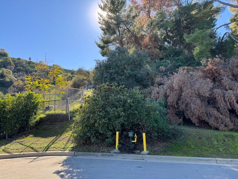 3 Ambar Dr, Woodland Hills, CA for sale - Primary Photo - Image 2 of 17